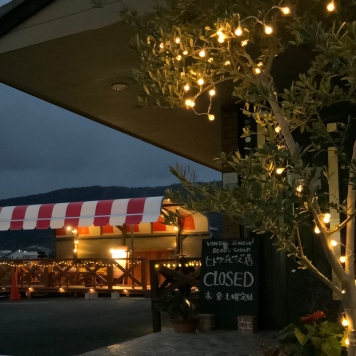 夜のウッドデッキ