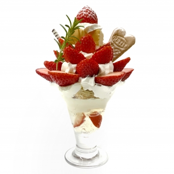 たっぷり苺のカスタードパフェ